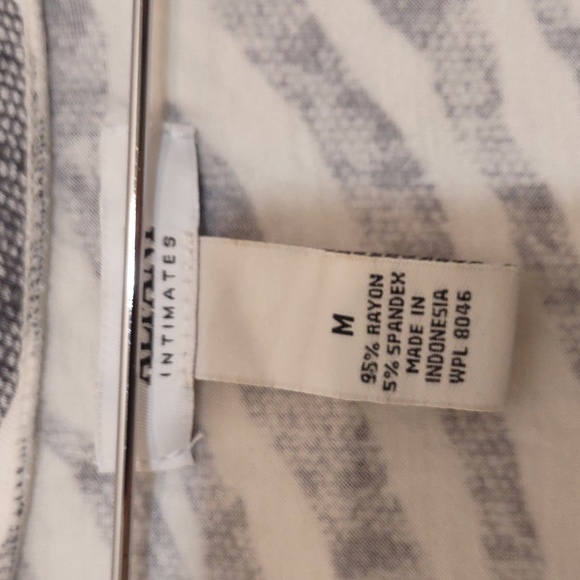 USED ALFANI SLEEPWEAR SHIRT ZEBRA PRINT SIZE MEDIUM - Picture 2 of 7